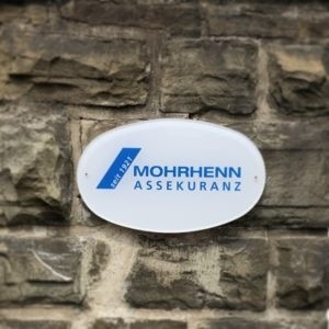 Acrylschild mit Folienbeschriftung für Mohrhenn Assekuranz in Wuppertal