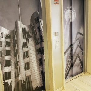 Digitaldruck und Aufzugfolierung Holilday Inn Düsseldorf Hafen