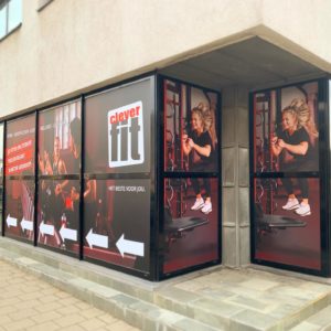 Schaufensterfolierung Werbung für Cover Fit in Heeren, Niederlande.