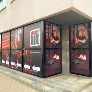 Schaufensterfolierung Werbung für Cover Fit in Heeren, Niederlande.