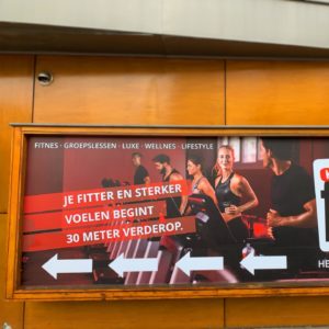 Schaufensterfolierung Werbung für Cover Fit in Heeren, Niederlande.