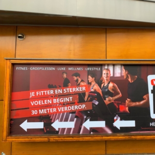 Schaufensterfolierung Werbung für Cover Fit in Heeren, Niederlande.
