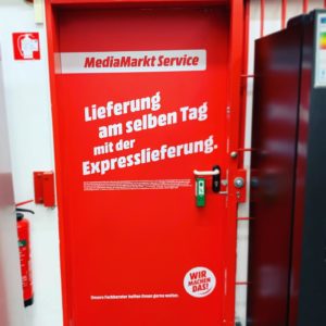 Folierung der Türen im Media Markt Essen.