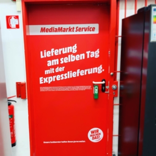 Folierung der Türen im Media Markt Essen.