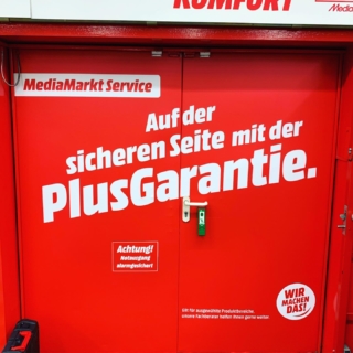 Folierung der Türen im Media Markt Essen.