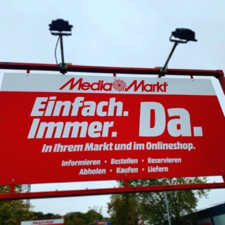 Folierung und Montage der Parkplatzschilder im Media Markt Essen.