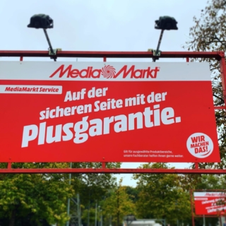 Folierung und Montage der Parkplatzschilder im Media Markt Essen.