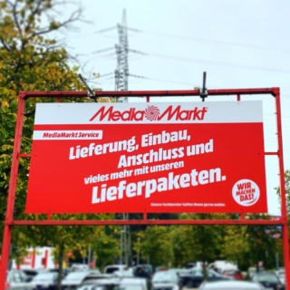 Folierung und Montage der Parkplatzschilder im Media Markt Essen.