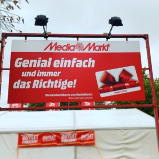 Folierung und Montage der Parkplatzschilder im Media Markt Essen.