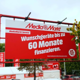 Folierung und Montage der Parkplatzschilder im Media Markt Essen.
