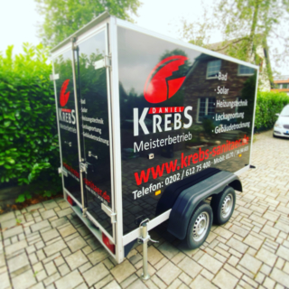 Folierung Beschriftung eines Anhängers für KREBS Sanitär.